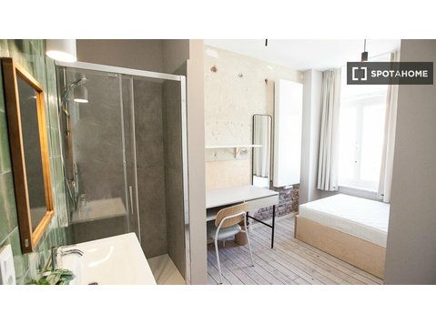 Aluga-se quarto num apartamento de 10 quartos em Bruxelas - Aluguel