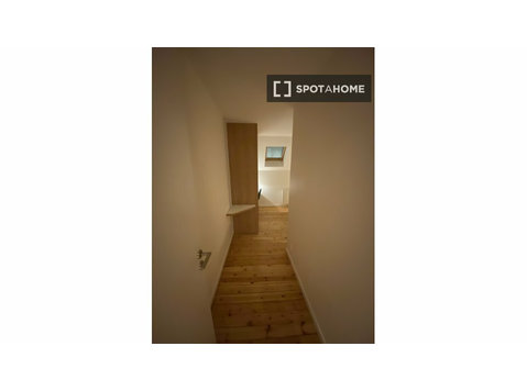 Zimmer zu vermieten in einer 4-Zimmer-Wohnung in… - Zu Vermieten