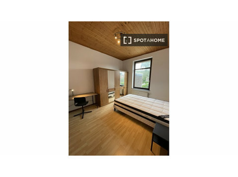 Kinkempois, Liège'de 4 yatak odalı dairede kiralık oda - Kiralık