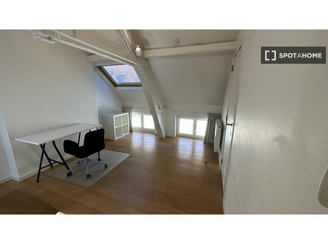 Zimmer zu vermieten in einem Wohngemeinschaftshaus in… - Zu Vermieten