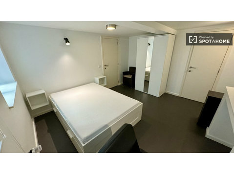 Zimmer zu vermieten in einem Wohngemeinschaftshaus in… - Под наем