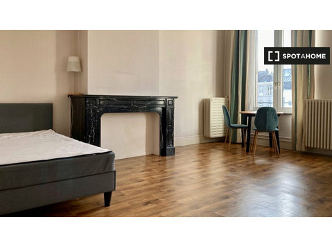Ixelles'te 3 yatak odalı dairede kiralık havadar oda - Kiralık