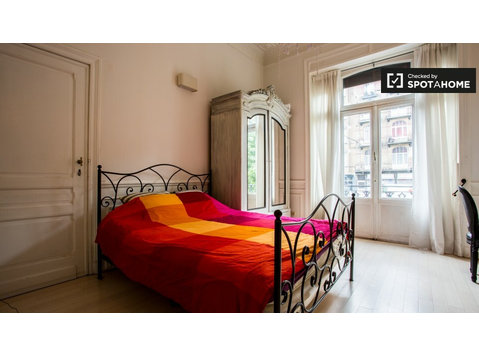 Ample room in 2-bedroom apartment in Forest, Brussels - For Rent