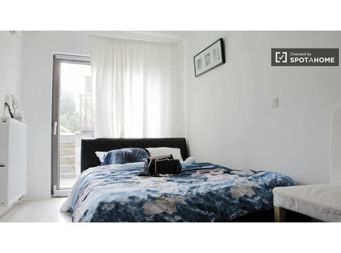 Großes Zimmer in 3-Zimmer-Wohnung in Uccle, Brüssel - Zu Vermieten