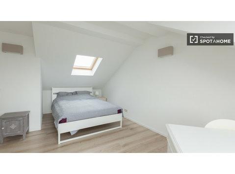 Ample room in 5-bedroom apartment in Ixelles, Brussels - Til Leie