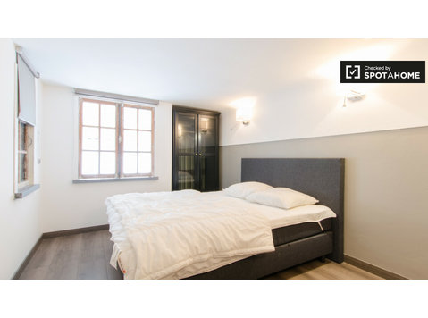 Belo quarto em apartamento de 2 quartos em Ixelles, Bruxelas - Aluguel