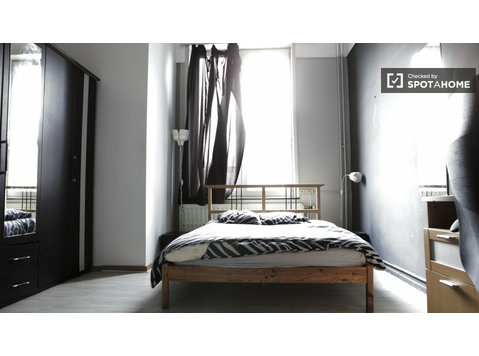 Grande quarto em apartamento de 2 quartos em Ixelles,… - Aluguel