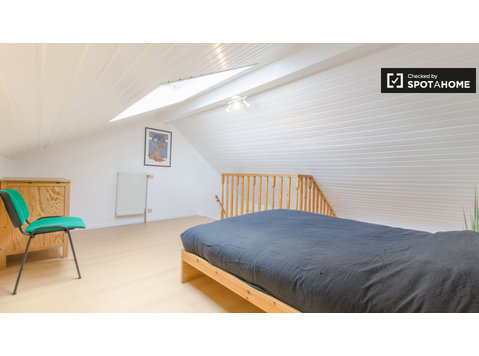 Big room in 8-bedroom apartment in Schuman, Brussels - For Rent