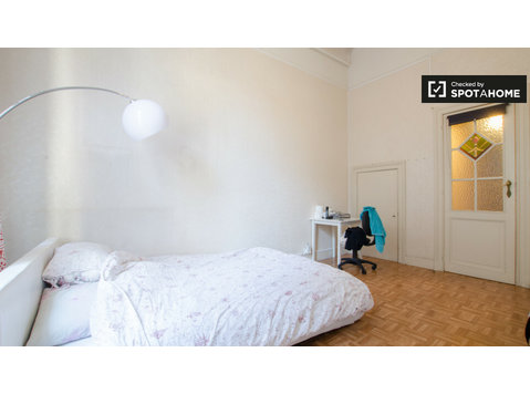 Grande quarto no apartamento em Ixelles, Bruxelas - Aluguel
