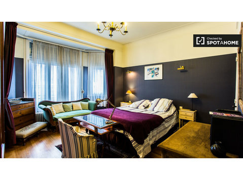 Großes Zimmer in der Wohnung in Woluwe, Brüssel - Zu Vermieten