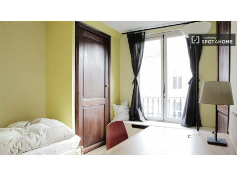 Grande quarto em apartamento compartilhado em Bruxelas - Aluguel