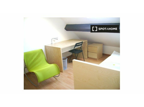 Bright room for rent in 11-bedroom house in Etterbeek - K pronájmu