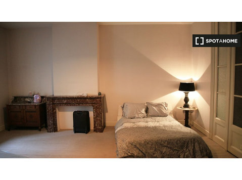 Bright room for rent in 3-bedroom apartment in Ixelles - 空室あり