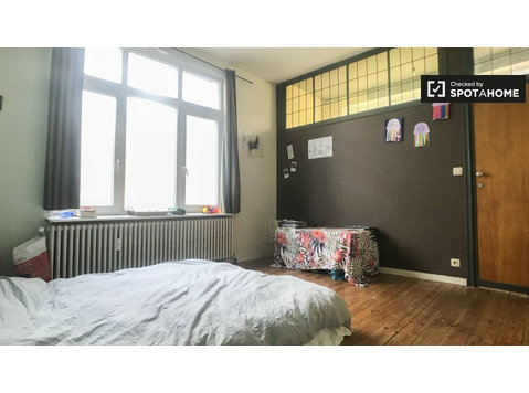 Bright room for rent in 3-bedroom flat, Schaerbeek, Brussels - Aluguel