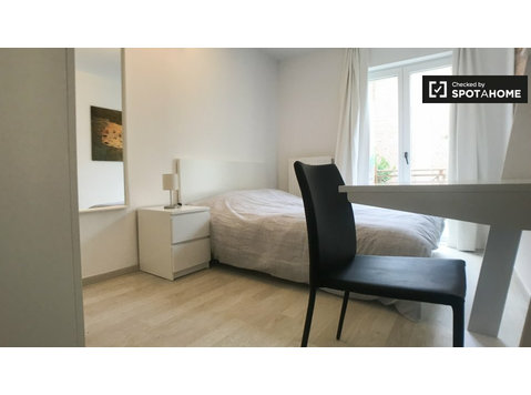 Bright room in 3-bedroom apartment in Center, Brussels - Til Leie
