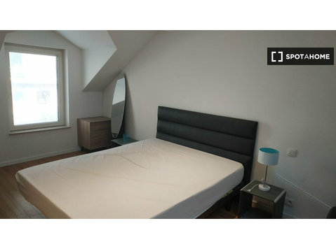 Bright room in 4-bedroom house in Schaerbeek, Brussels - 出租