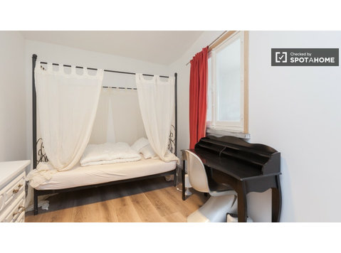 Bright room in 5-bedroom apartment in Ixelles, Brussels - Te Huur