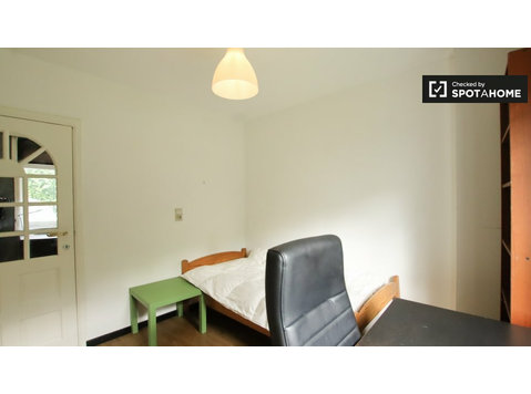 Wezembeek-Oppem'deki 5 yatak odalı evde aydınlık oda - Kiralık