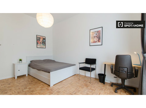 Bright room in 8-bedroom apartment in Schuman, Brussels - For Rent