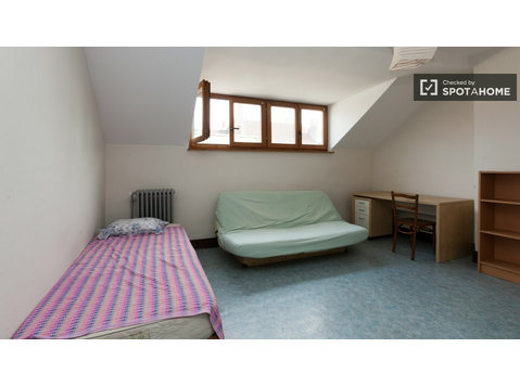 Jasny pokój w apartamencie w Saint Gilles, Bruksela - Do wynajęcia