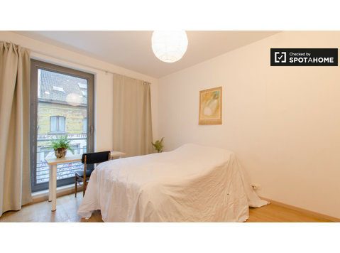 Bright room in apartment in Saint Gilles, Brussels - For Rent