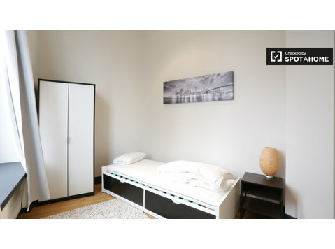 Bright room to rent in 2-bedroom apartment, Saint Gilles - For Rent