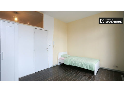 Charming room for rent in 3-bedroom apartment in Center. - الإيجار