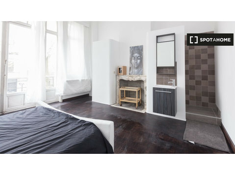 Klassik Zimmer in 4-Zimmer-Wohnung in Forest, Brüssel - Zu Vermieten