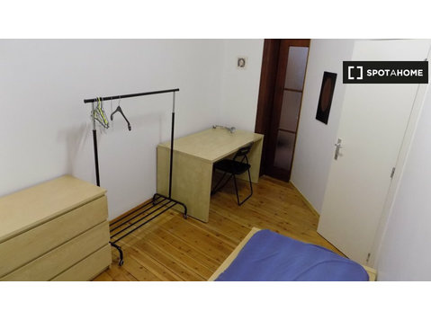 Habitación limpia en alquiler en casa de 11 dormitorios en… - Alquiler