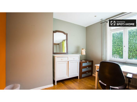 Farbenfrohes Zimmer in Haus mit 5 Schlafzimmern in… - Zu Vermieten
