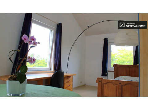 Komfortables Zimmer zur Miete in Wezembeek-Oppem, Brüssel - Zu Vermieten