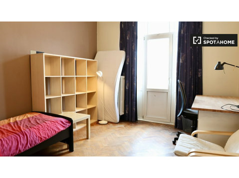 Confortável quarto em apartamento de 3 quartos em Forest,… - Aluguel