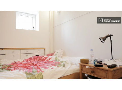 Komfortables Zimmer in einem 4-Zimmer-Apartment in Ixelles,… - Zu Vermieten