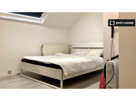 Comfortable studio in 7-bedroom residence, Ixelles, Brussels - For Rent