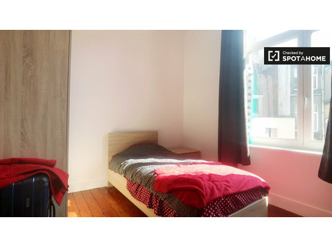 Comfy room to rent in 4-bed house in Schaerbeek, Brussels - Te Huur