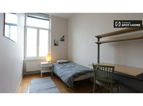 Quarto aconchegante e iluminado em apartamento de 6 quartos… - Aluguel