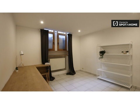Gemütliches Zimmer zur Miete in 5-Zimmer-Haus in Ixelles,… - Zu Vermieten