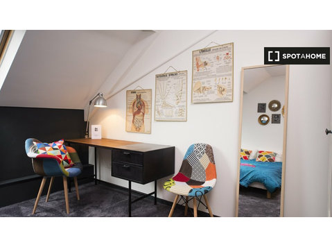 Camera accogliente in casa con 5 camere da letto a Laeken.… - In Affitto