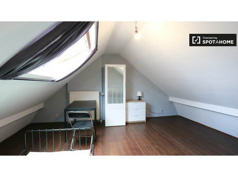 Cozy room for rent in 3-bedroom apartment in Center. - Te Huur