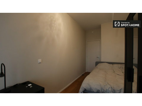 Cozy room for rent in 3-bedroom apartment in Schaerbeek - For Rent