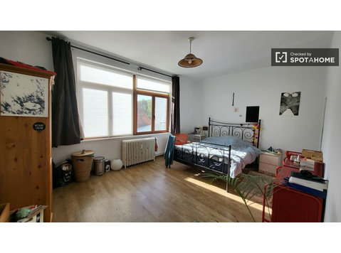 Cozy room for rent in 3-bedroom flat, Schaerbeek, Brussels - Te Huur