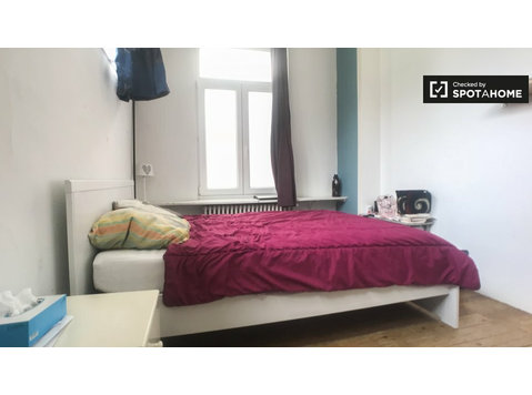 Cozy room for rent in 3-bedroom flat, Schaerbeek, Brussels - For Rent