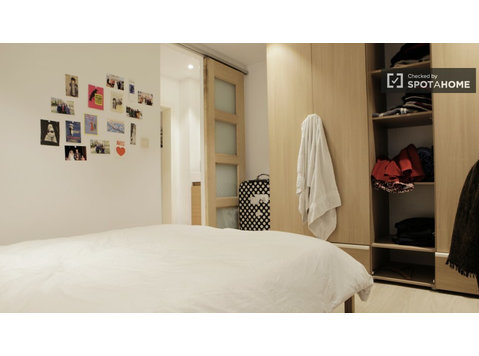 Dekoriertes Zimmer in einem 4-Zimmer-Apartment in Ixelles,… - Zu Vermieten