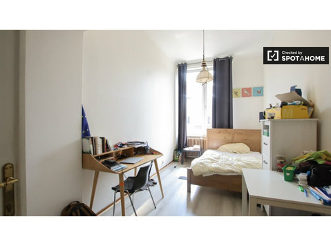 Decorated room in 5-bedroom apartment in Ixelles, Brussels - For Rent
