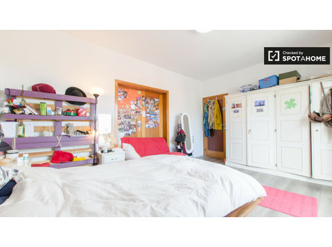 Decorated room in 5-bedroom apartment in Ixelles, Brussels - De inchiriat