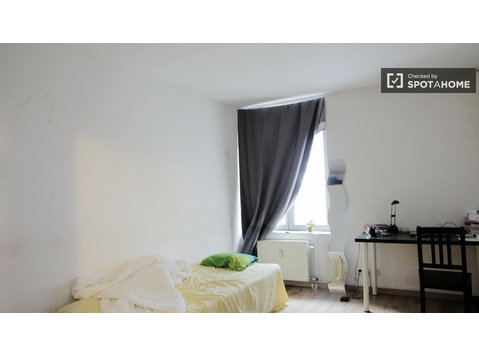 Decorated room in apartment in Brussels City Centre - For Rent