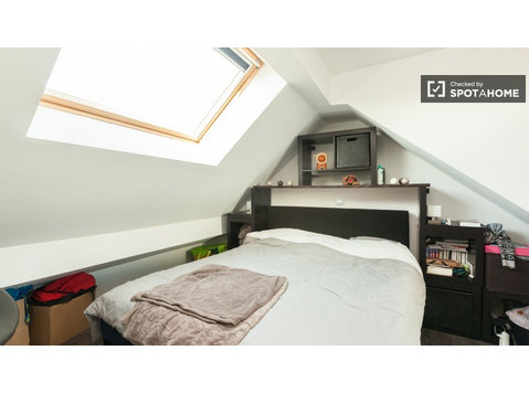 Dekoriertes Zimmer in einer Wohnung in Etterbeek, Brüssel - Zu Vermieten