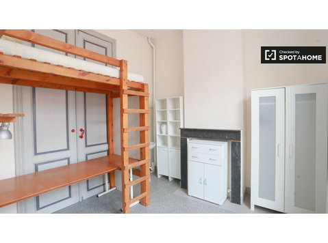 Decorated room in apartment in Saint Gilles, Brussels - For Rent
