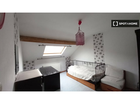 Dekoriertes Zimmer in einer Wohnung in Schaerbeek, Brüssel - Zu Vermieten