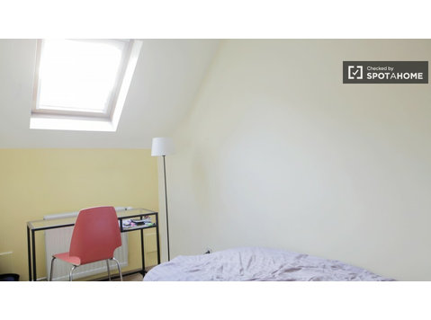 Decorated room in shared apartment in Brussels - เพื่อให้เช่า